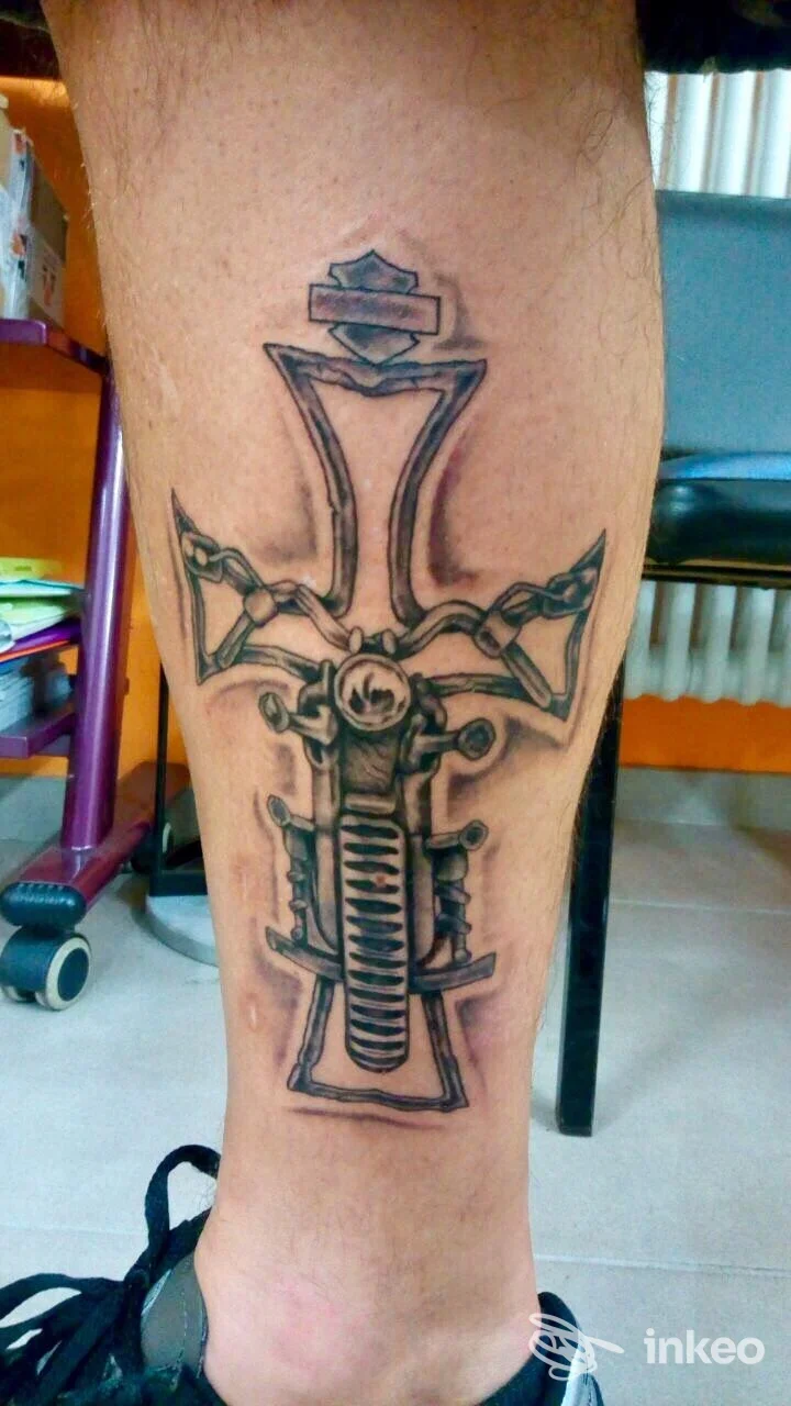 Tatuaggio a forma di croce sul polpaccio destro, dettaglio in nero e ombreggiature; foto fornita da Lele Tattoo Art by Skin Colours, Alessandria.