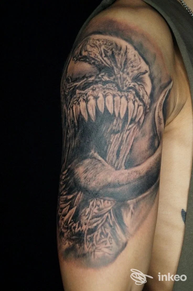 Primo piano del tatuaggio dark di una creatura sulla parte superiore del braccio, foto fornita da Love Ink Tattoo, Torino.