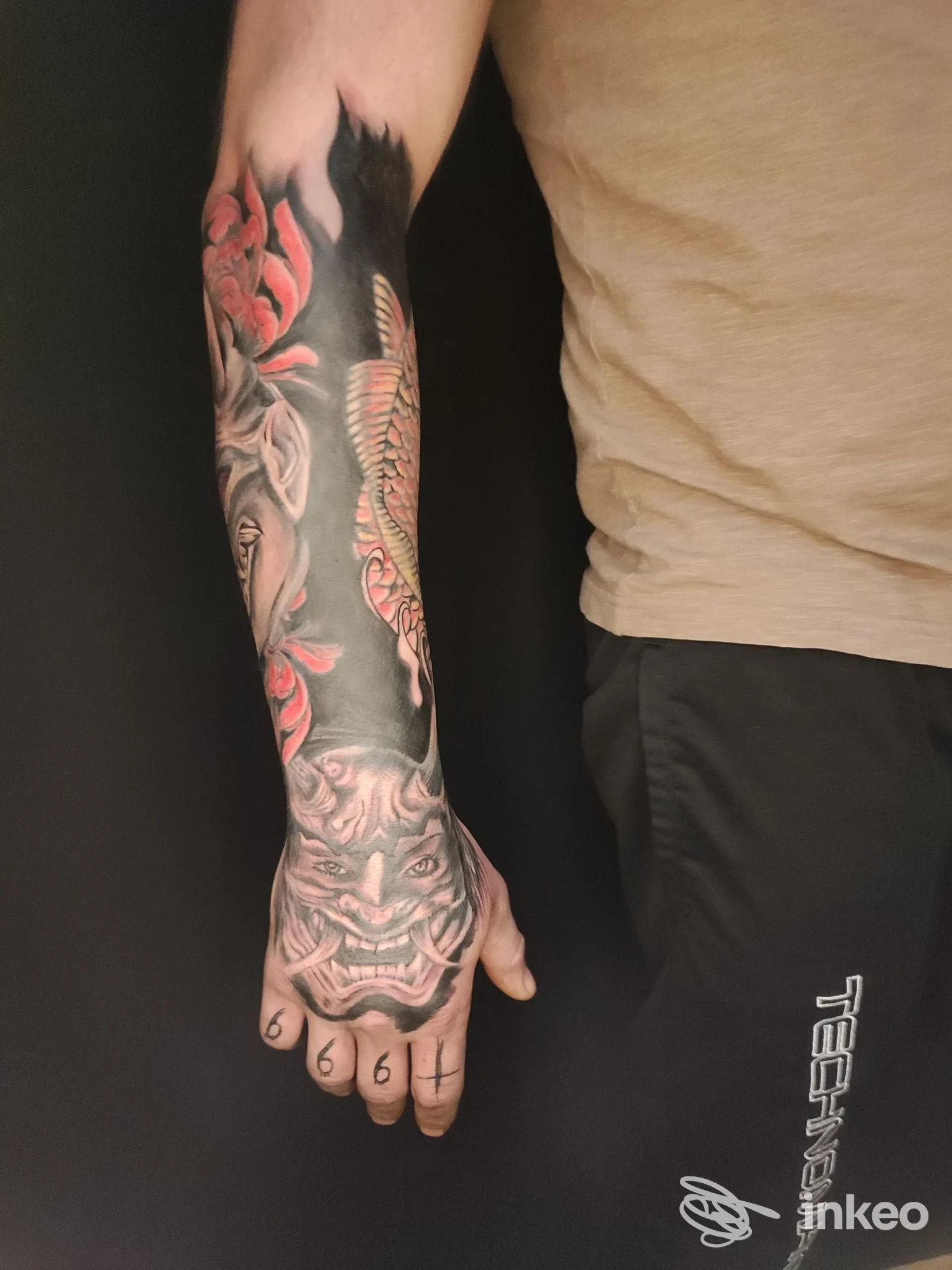 Manica tatuata su avambraccio e dorso mano, fotografia del lavoro realizzato da Love Ink Tattoo, Torino.