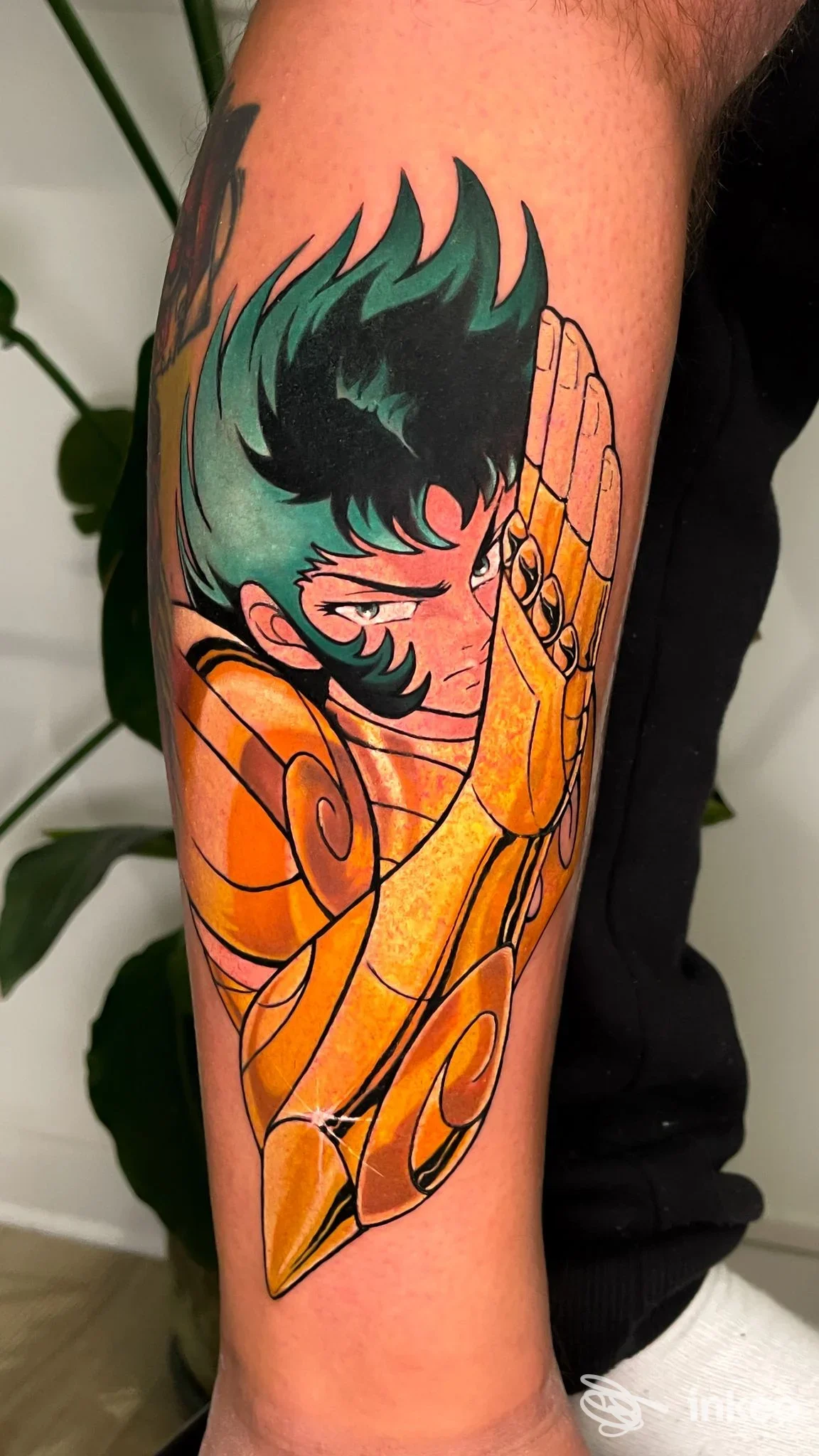 Tatuaggio a colori su avambraccio raffigurante un personaggio in stile anime, MINT Tattoo Gallery Novara.