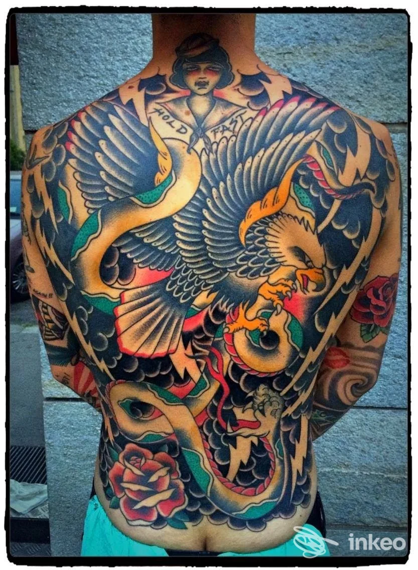 Ampia schiena tatuata con aquila, serpente e rose, foto per MONDOMATTO TATTOO STUDIO, Torino.