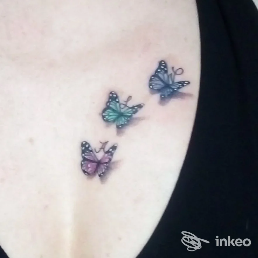 Tre piccole farfalle tatuate a colori sullo sterno, foto inviata da MONDOMATTO TATTOO STUDIO, Torino.