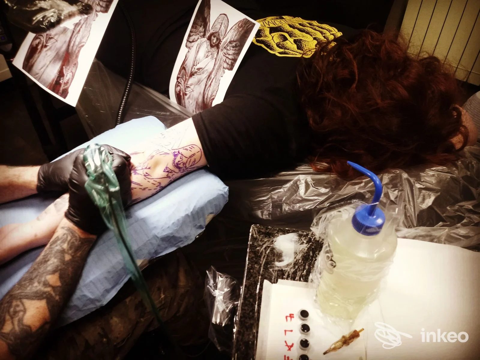 Seduta di tatuaggio su avambraccio nello studio MONDOMATTO TATTOO STUDIO a Torino, bozzetto e operatore al lavoro.