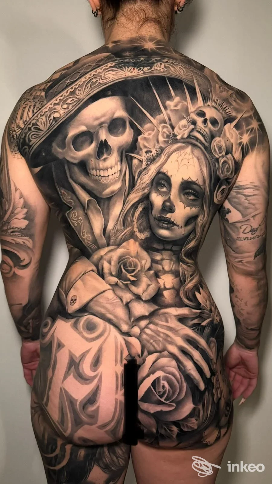 Grande backpiece realistico black & grey su schiena e glutei, raffigurante teschio e figura Día de los Muertos. Macko Tattoo Shops Novara, Novara.