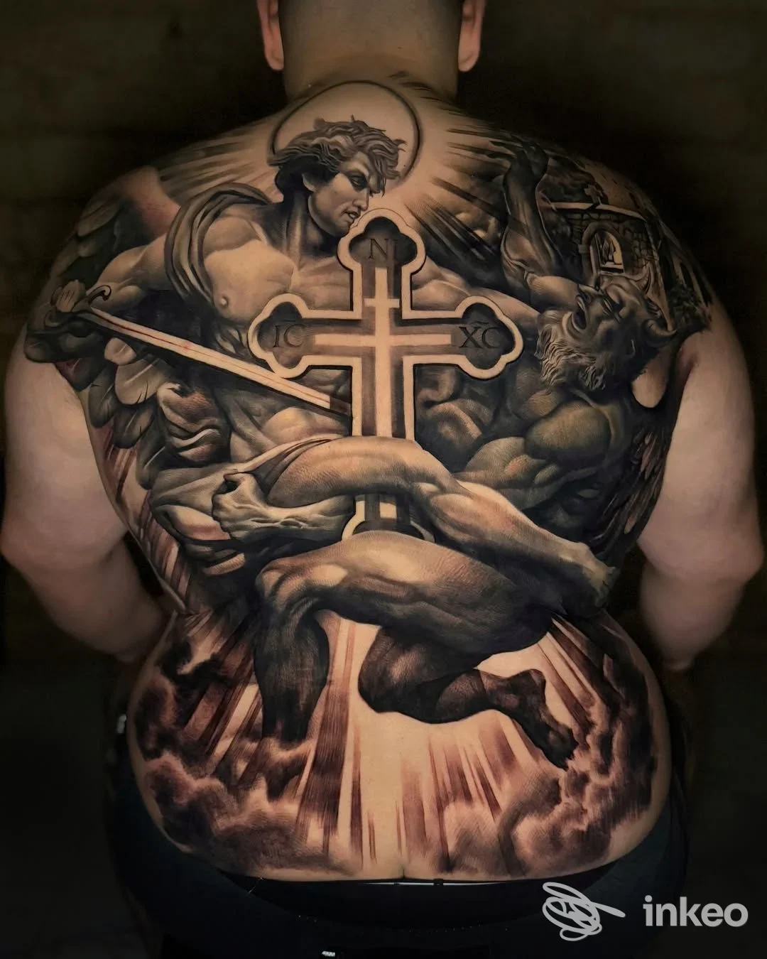 Ampia schiena tatuata con scena figurativa in bianco e nero, foto inviata da Macko Tattoo Shops Novara, Novara.