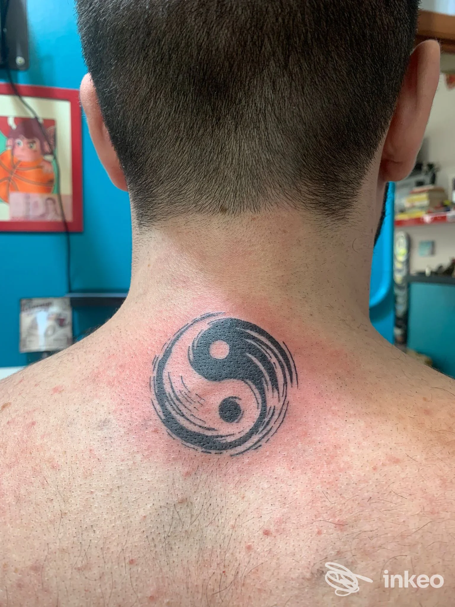 Tatuaggio yin-yang sul collo e parte superiore della schiena, realizzato da Magic Tattoo Vintage a Carignano, foto del risultato finale.