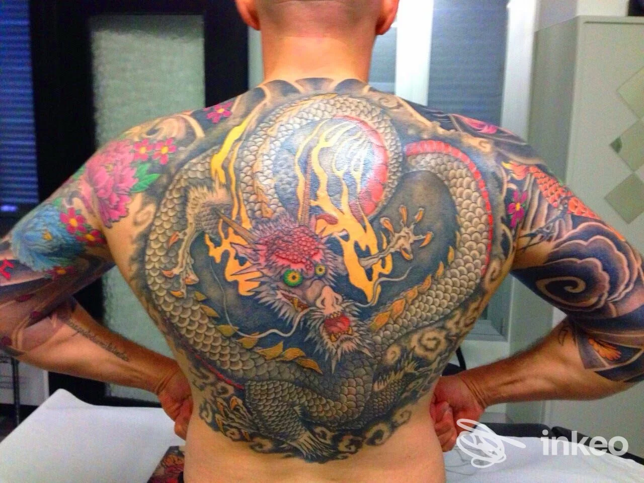 Ampia schiena tatuata con grande drago e maniche colorate, foto fornita da Mauri's Tattoo & Gallery a Borgomanero.