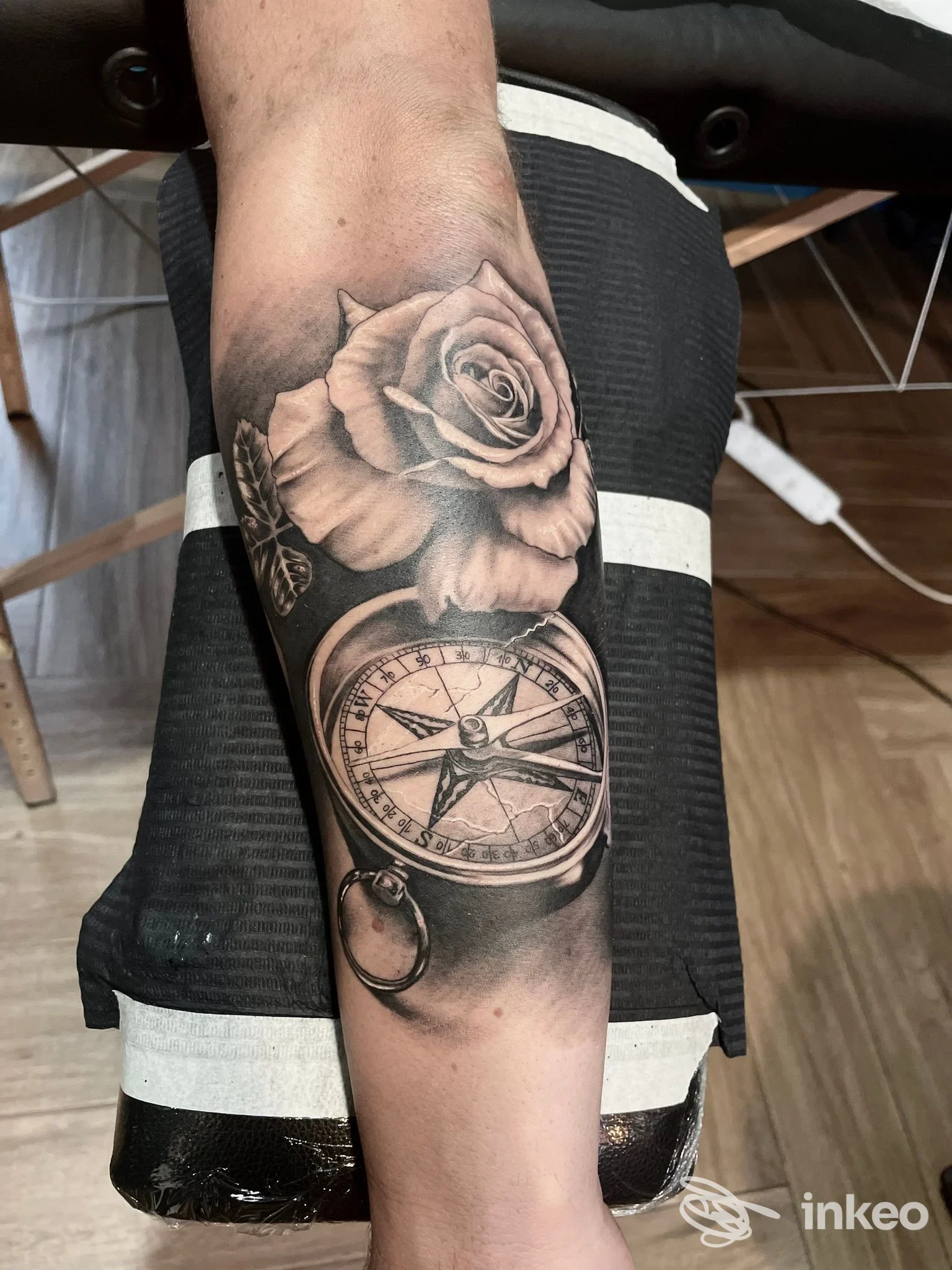 Tatuaggio black&grey su avambraccio con rosa e bussola, foto inviata da Mementovivitattoo a Intra.