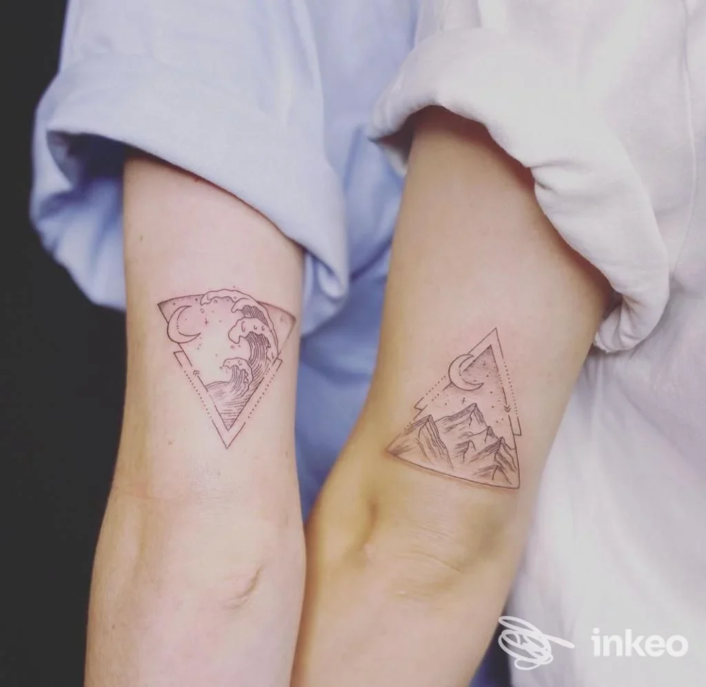 Due tatuaggi lineari a triangolo sull'avambraccio con onde e montagne, foto per Oonà TATTOO, Torino.