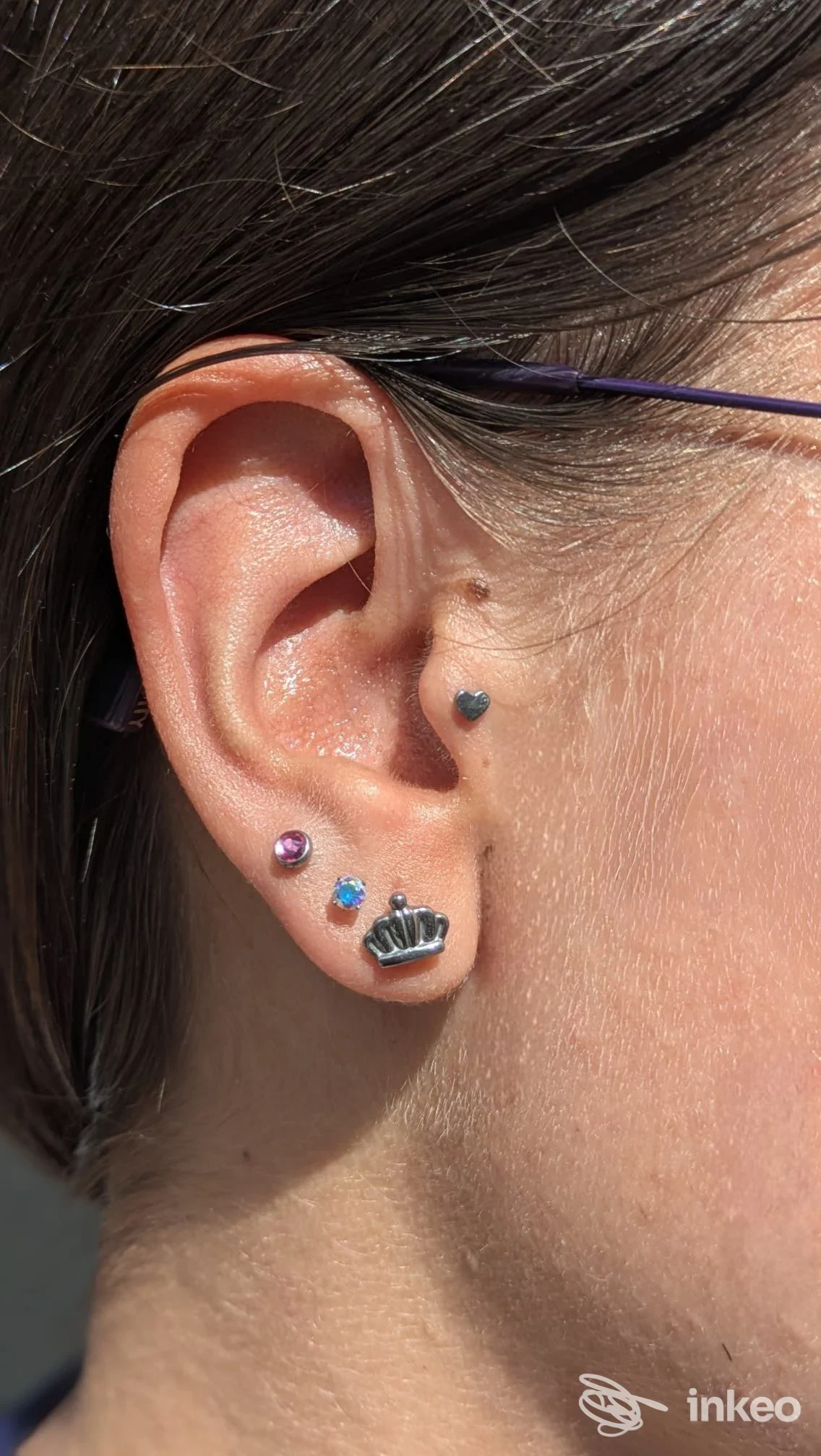 Primo piano dell'orecchio con più piercing, foto fornita da Pietradiluna piercing studio, Torino.