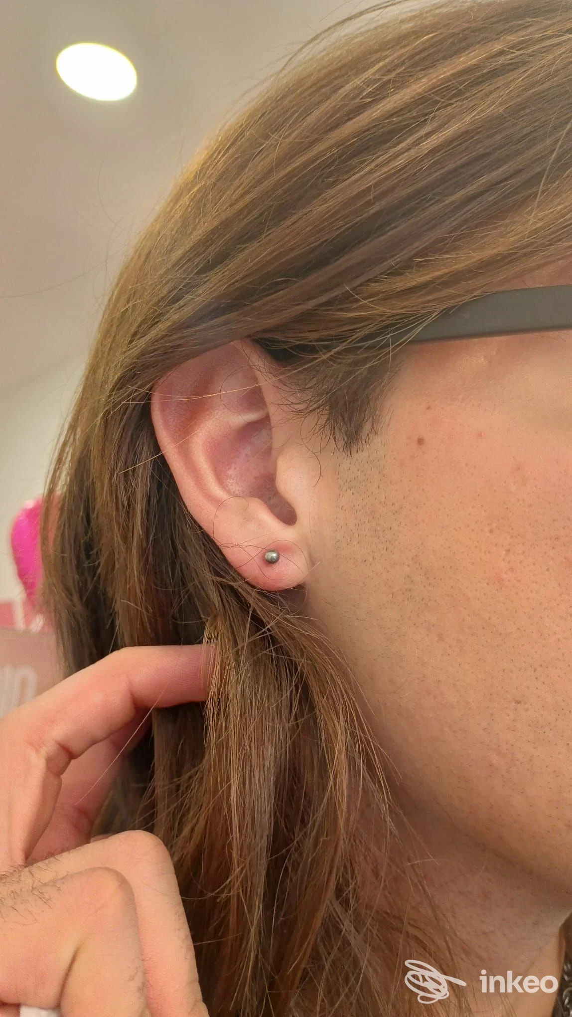 Primo piano di un piercing al lobo realizzato da Pietradiluna piercing studio, Torino.