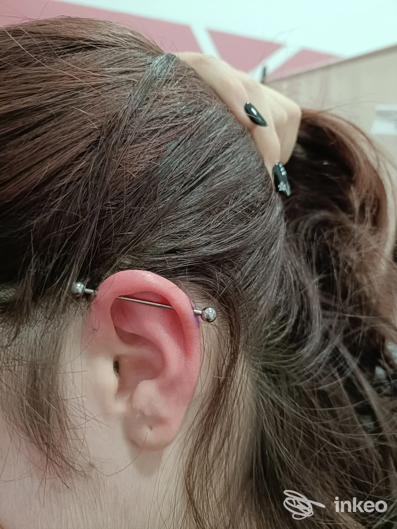 Piercing industrial con barra metallica all'orecchio sinistro, foto inviata da Pietradiluna piercing studio, Torino.