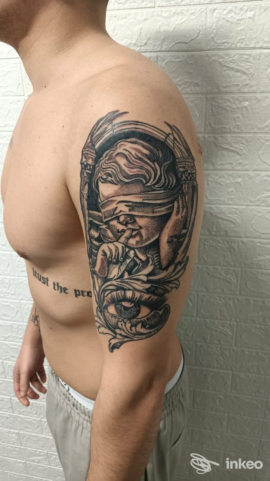 Tatuaggio in bianco e nero sul braccio superiore eseguito presso RI.O.TATTOO STUDIO, Romano Canavese.