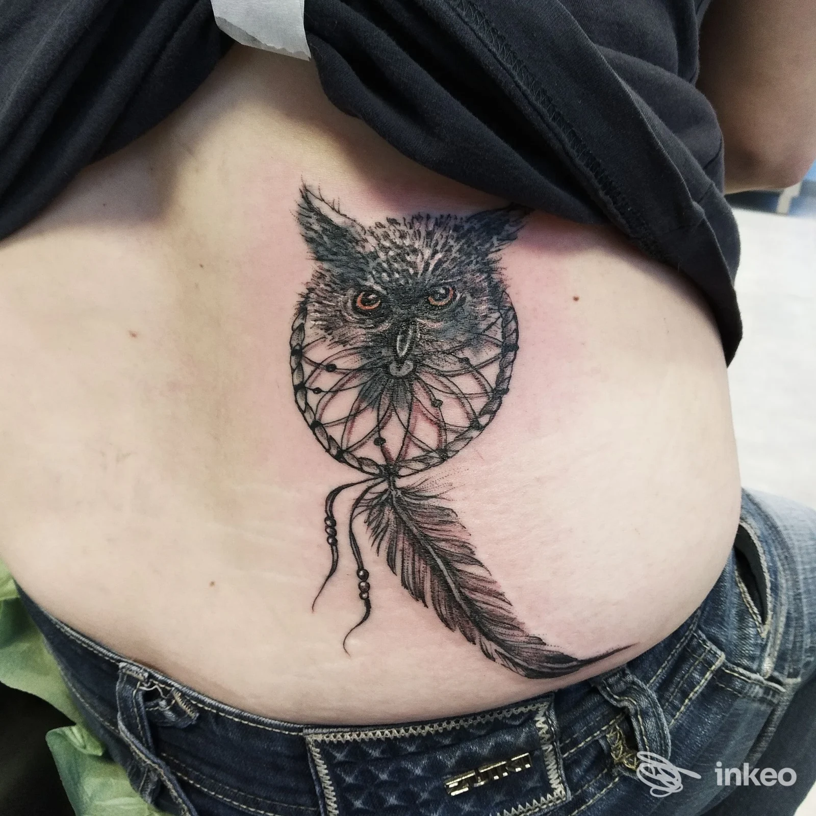 Tatuaggio a forma di gufo in stile acchiappasogni sul fianco, Nuvola Rossa Tattoo, Castelletto sopra Ticino.