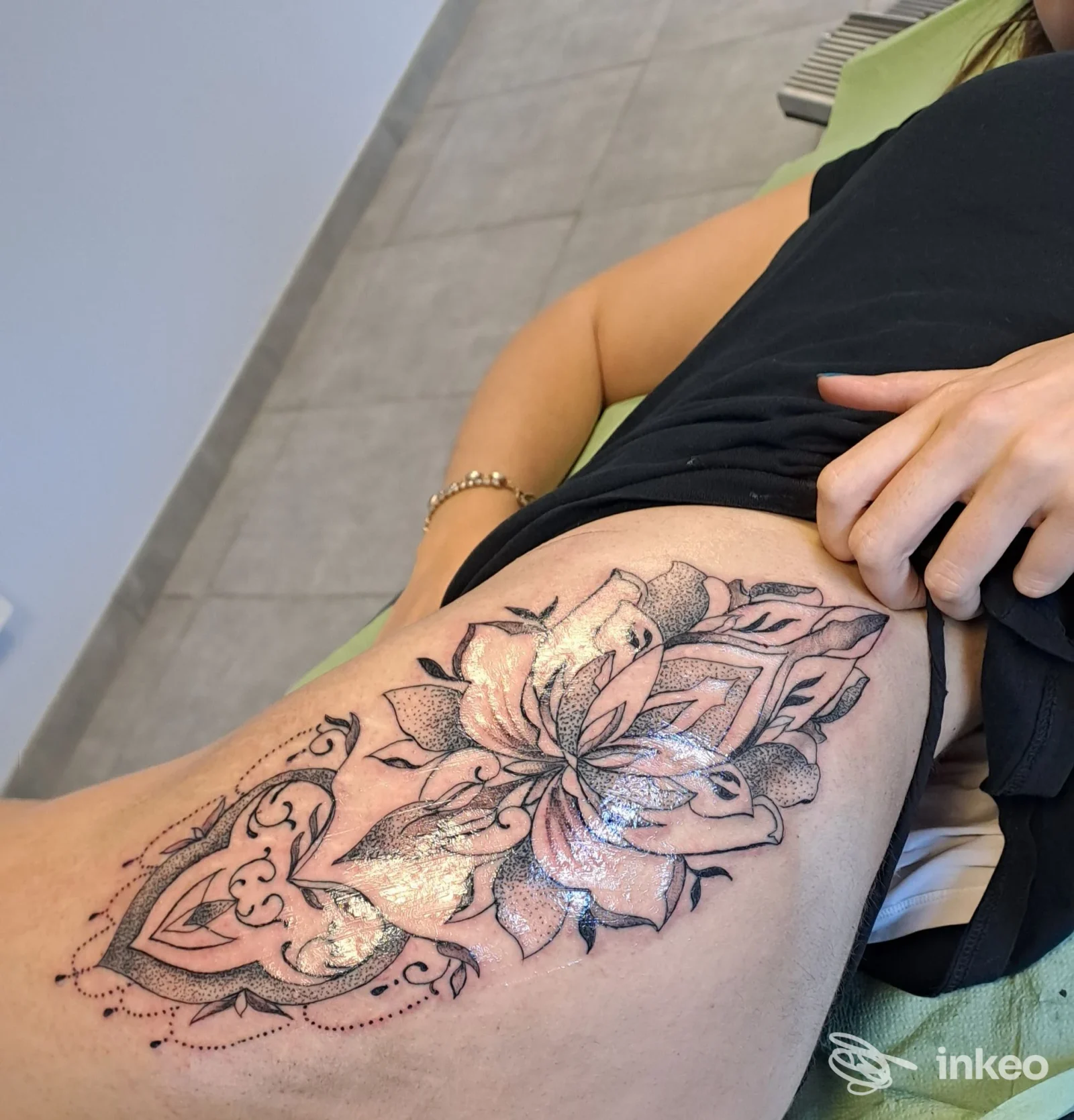 Tatuaggio floreale in bianco e nero sul fianco, foto fornita dallo studio Nuvola Rossa Tattoo a Castelletto sopra Ticino.