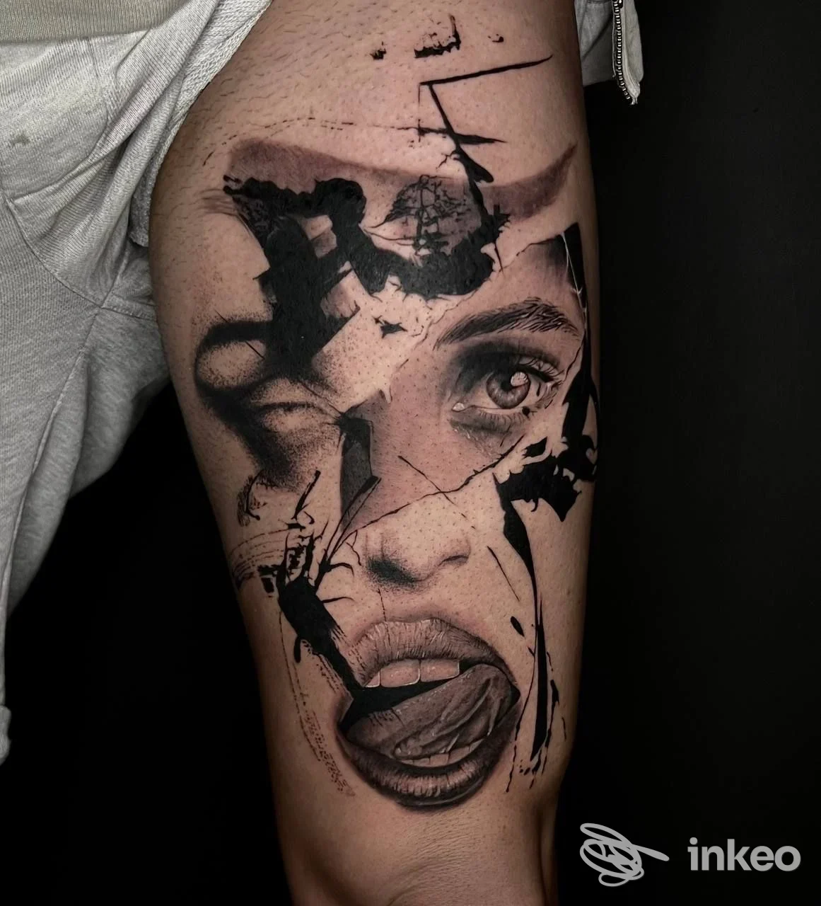 Grande tatuaggio in nero su coscia con volti frammentati, Sanguenero Tattoo Shop, Pino Torinese.