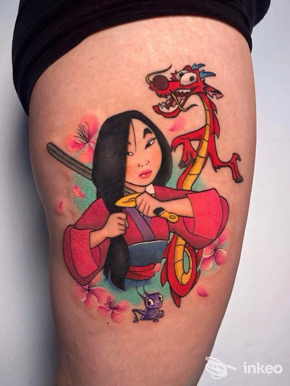 Tatuaggio colorato su coscia con personaggi in stile cartone e fiori, Sanguenero Tattoo Shop, Pino Torinese.