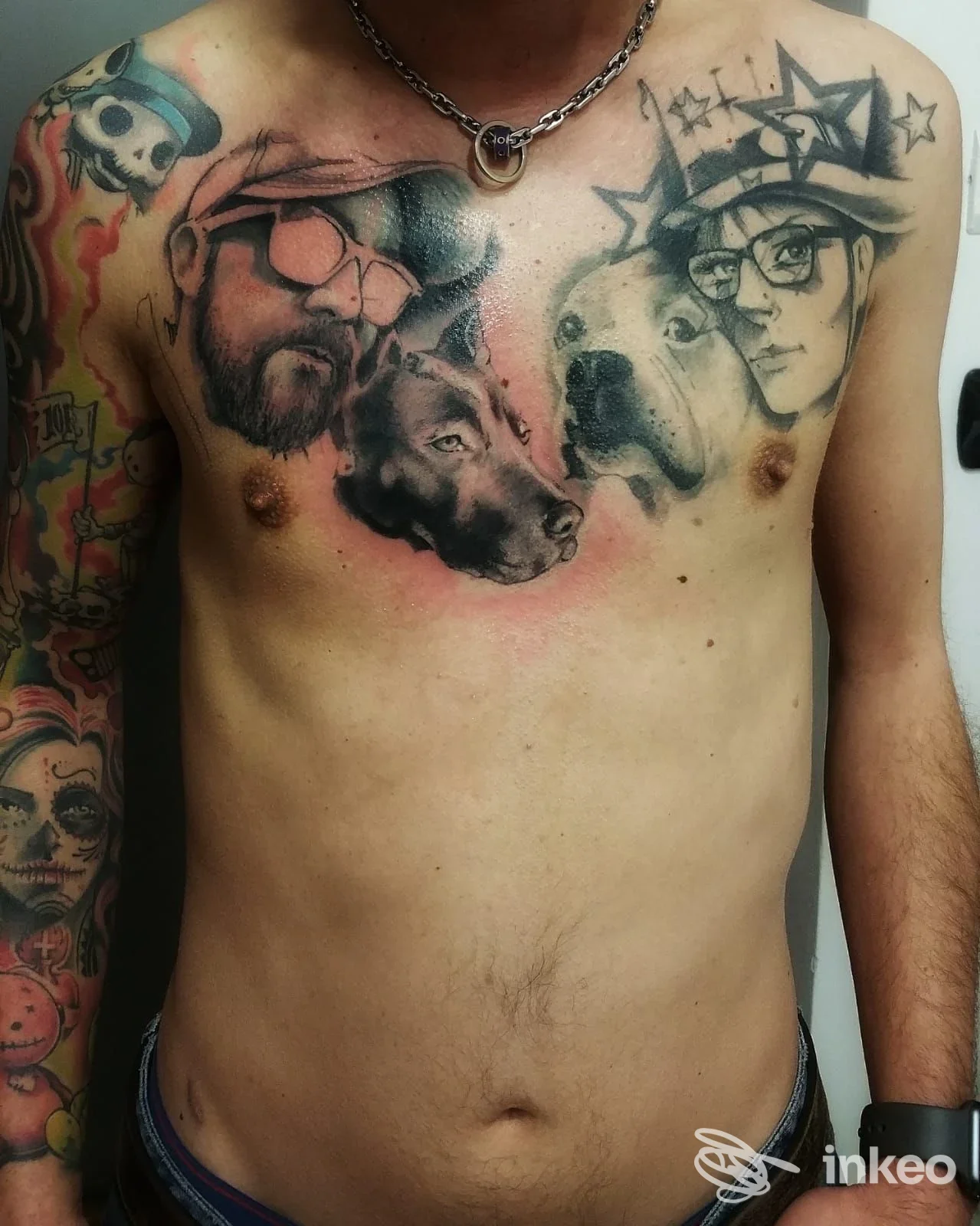 Torace tatuato con ritratti realistici e volti di cani, foto fornita da Studio Sottopelle Tatoo e Piercing a Savigliano.