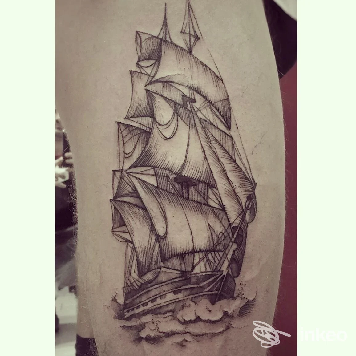 Tatuaggio di una nave a vela realizzato sulla parte esterna della coscia, foto fornita da Studio Sottopelle Tatoo e Piercing, Savigliano.