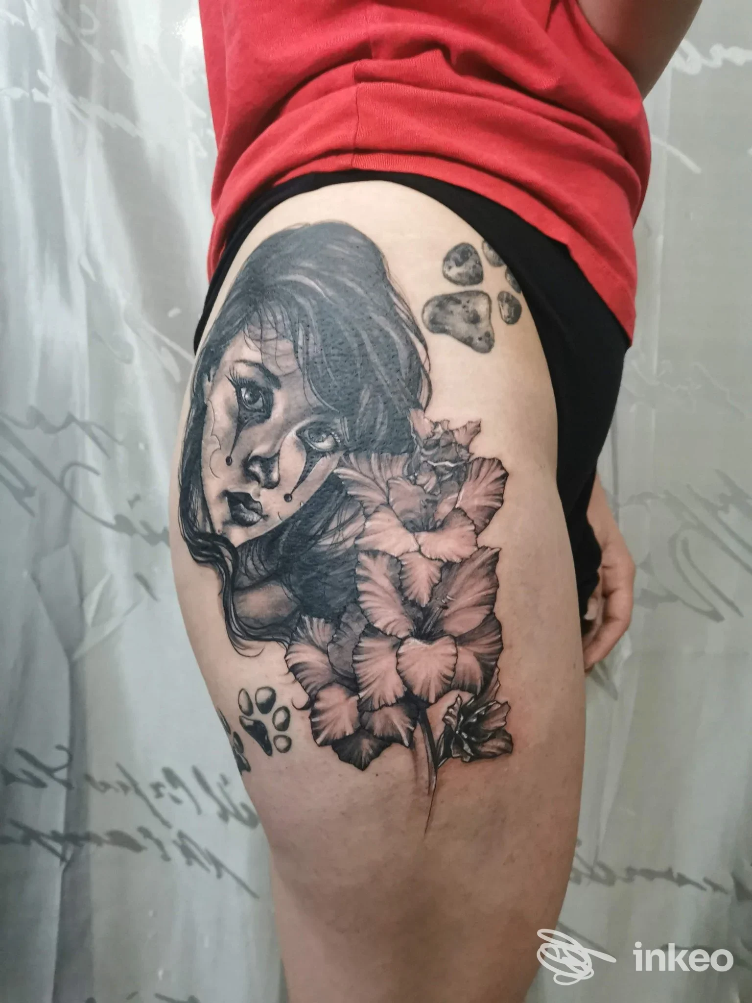 Tatuaggio in bianco e nero su coscia: ritratto femminile e fiori, Schizzo Tattoo, Torino.