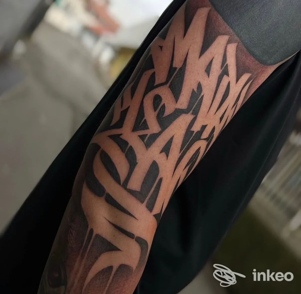 Avambraccio tatuato con lettering in negative space, foto pubblicata da Stay Gold Tattoo a Borgomanero.