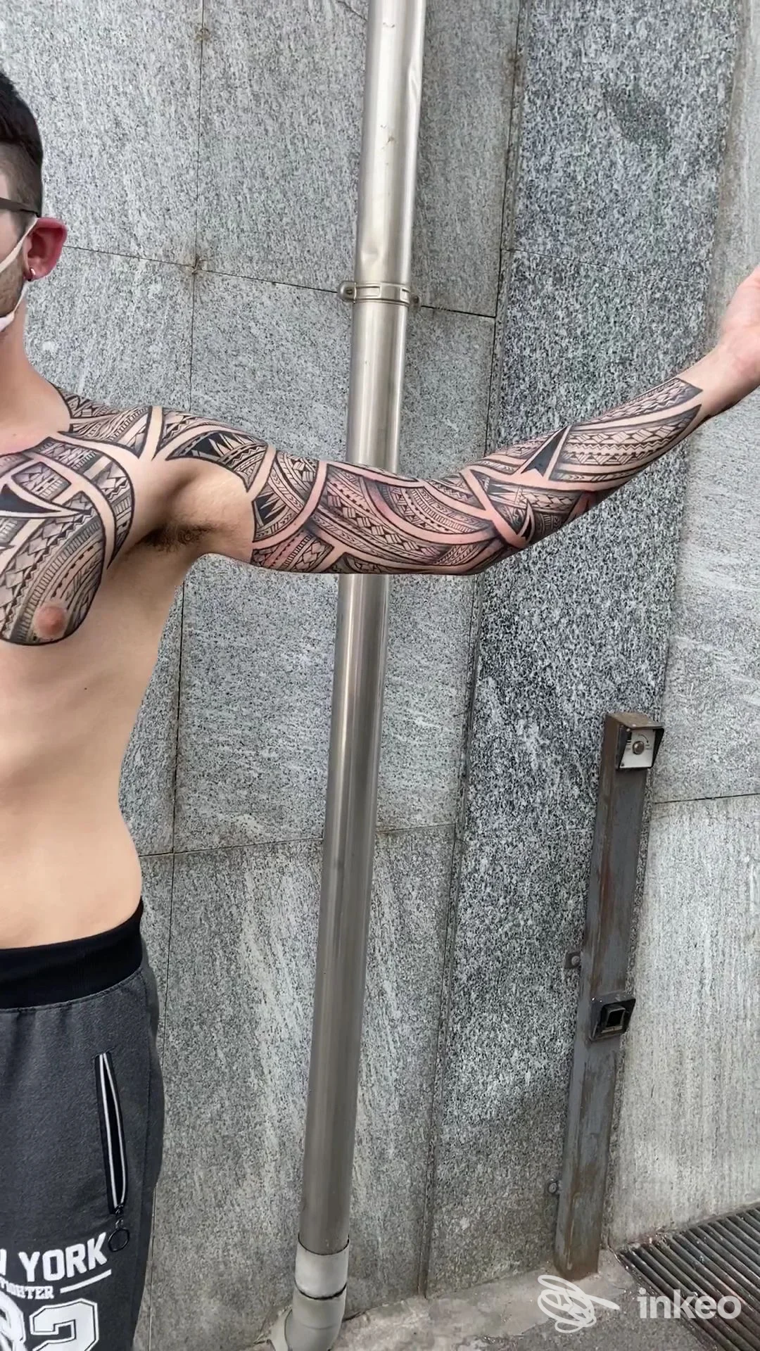 Manica tatuata geometrica su braccio e spalla, foto inviata da Stay Gold Tattoo, Borgomanero.