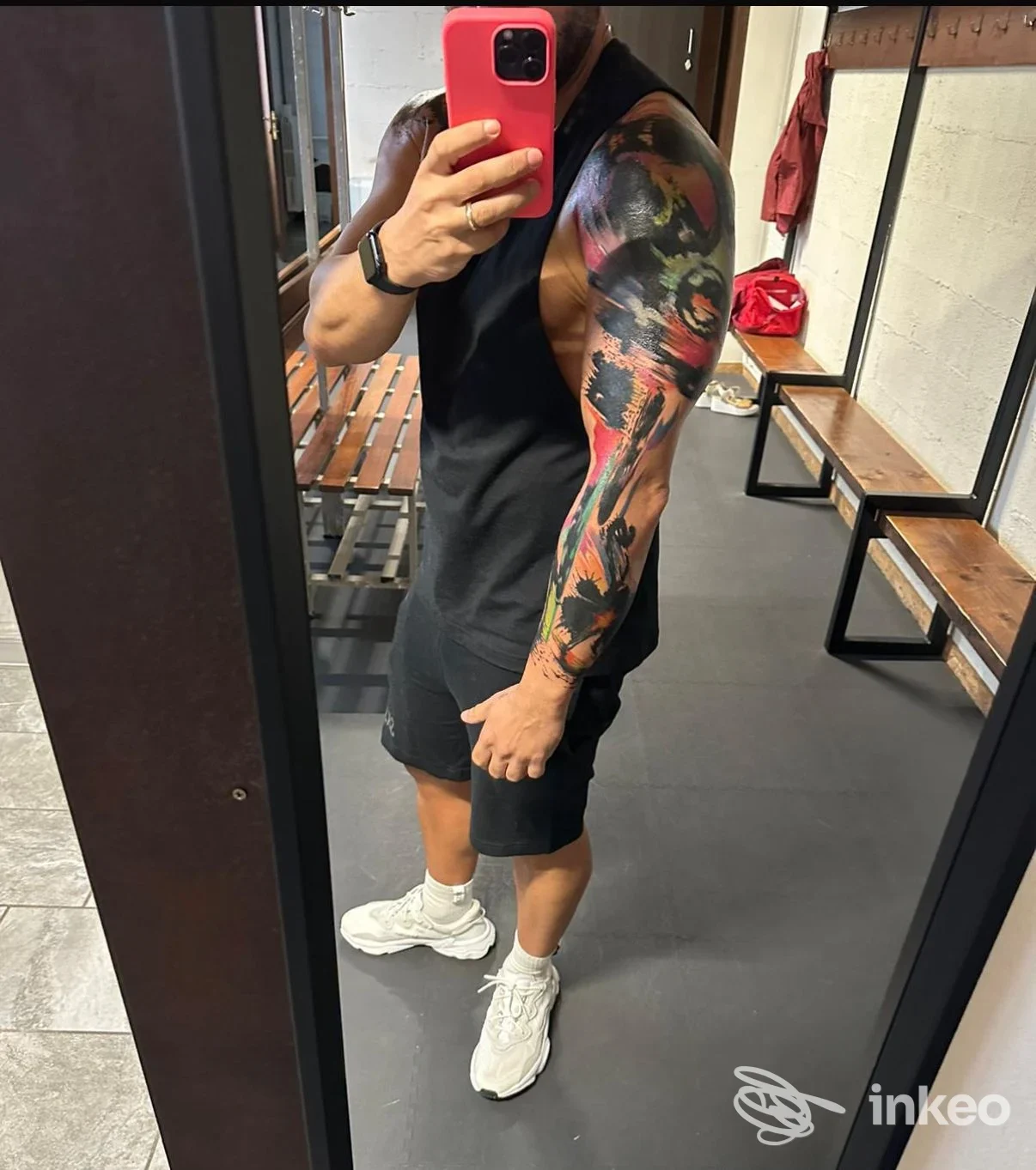 Selfie che mostra una manica tatuata a colori, scattata nello studio Tattoo Le"VERart" a Bra.