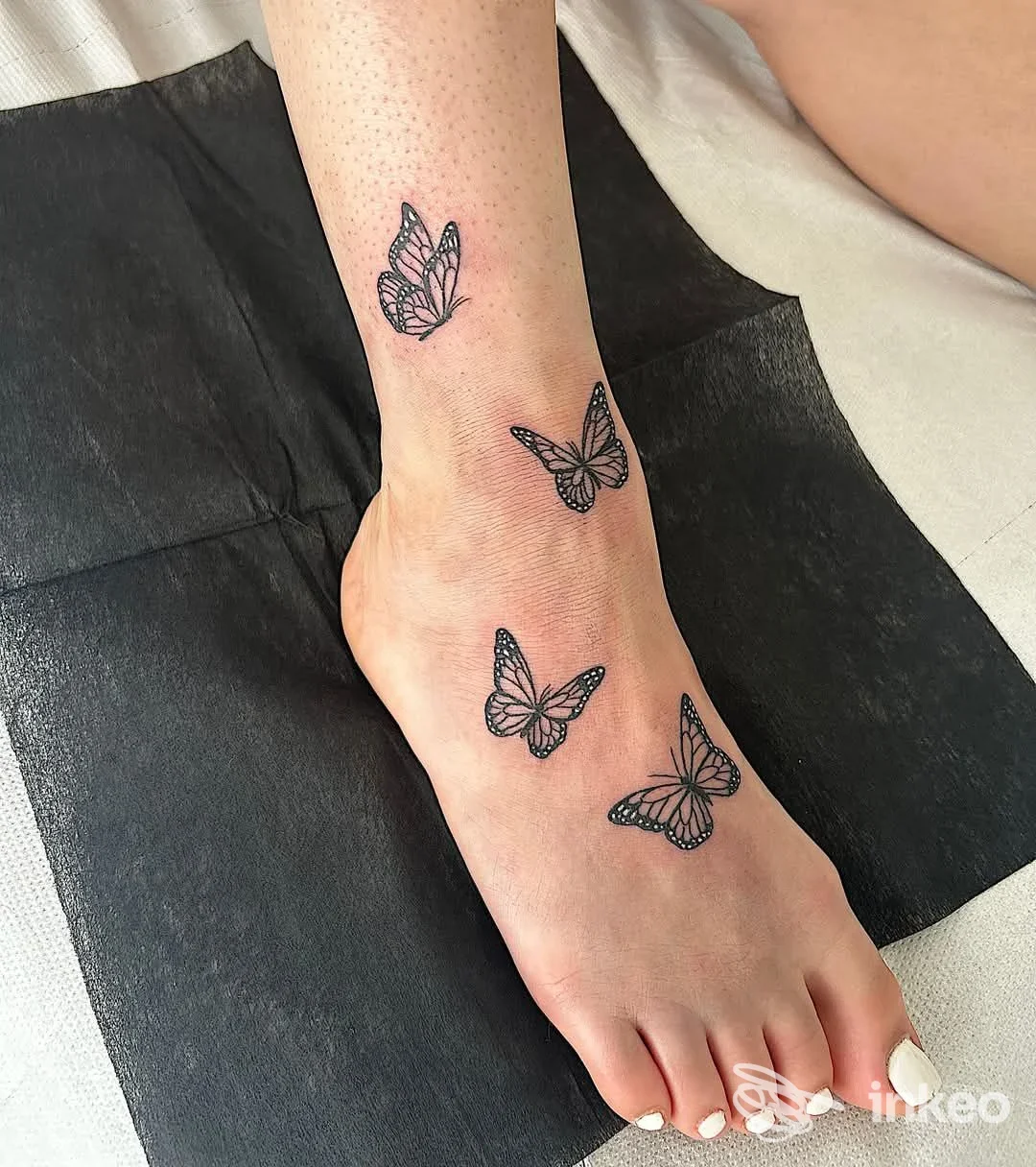 Tatuaggi a forma di farfalle in linework sul piede e caviglia - Tattoo Studio by Maury, Chivasso.