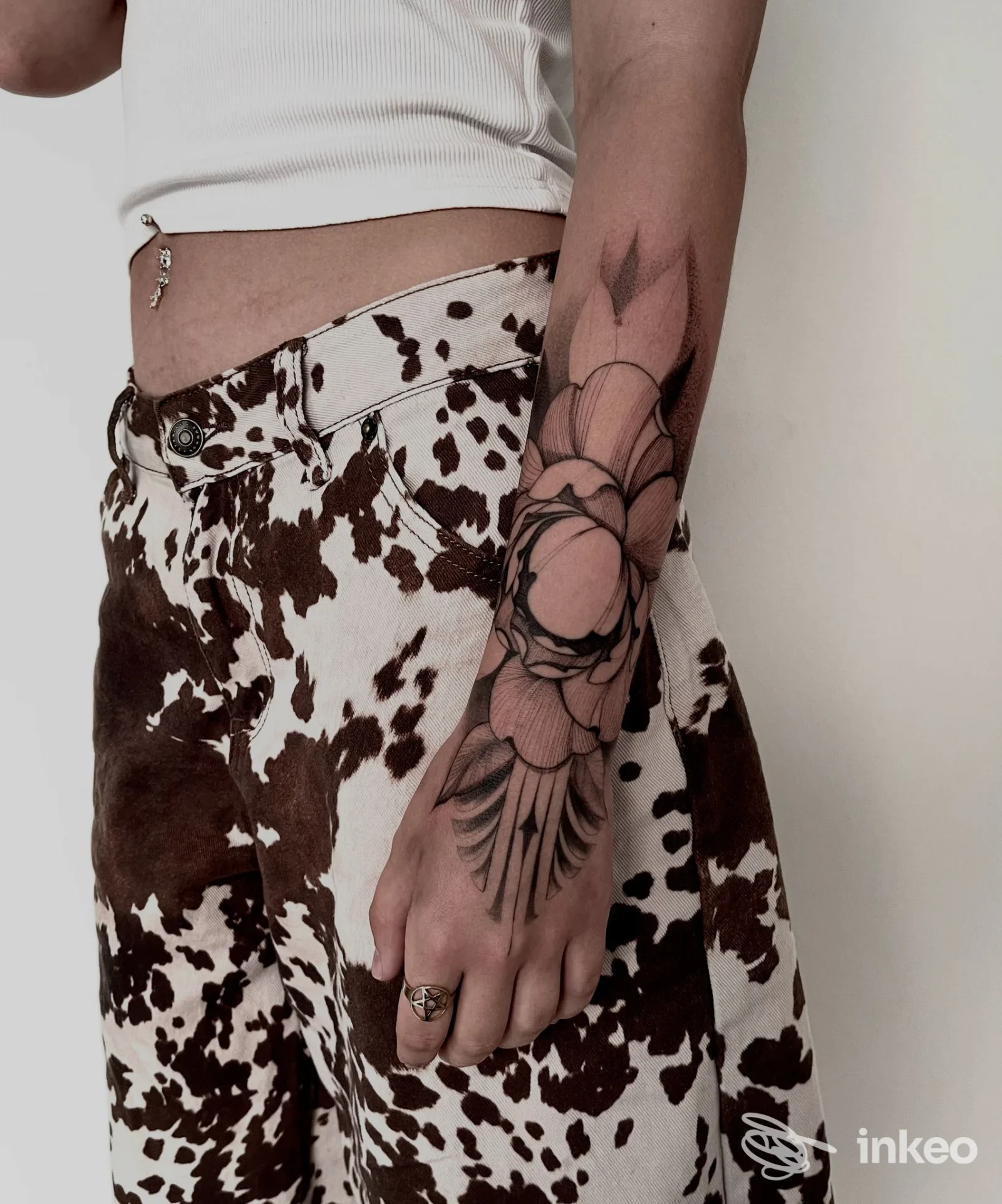 Tatuaggio floreale blackwork sull'avambraccio di una persona, foto inviata per Sons Of Ink - Tattoo & Piercing ad Asti.
