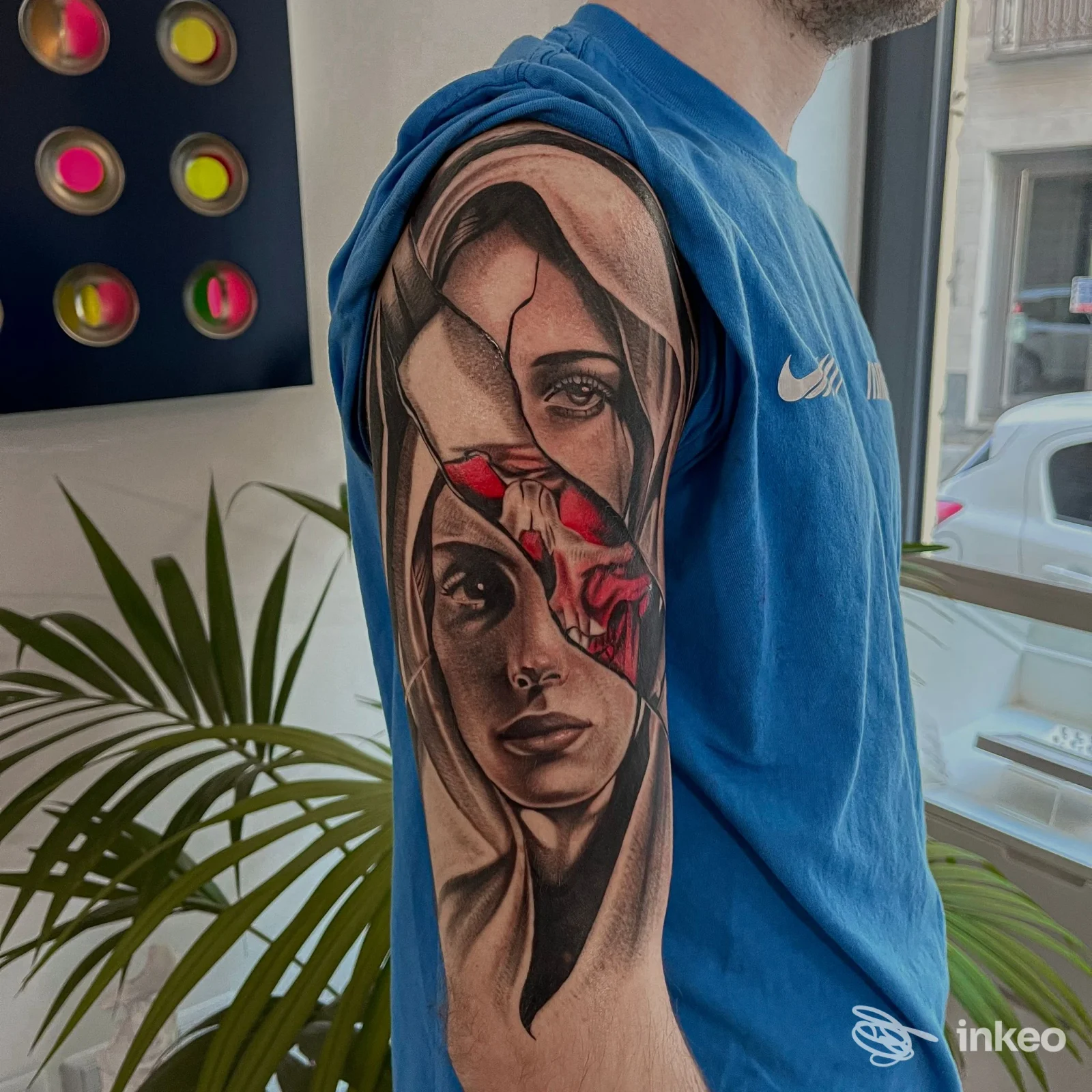 Manica tatuata realistico su braccio superiore realizzata da Sons Of Ink - Tattoo & Piercing, Asti, con dettagli nero/grigio e tocchi rossi.