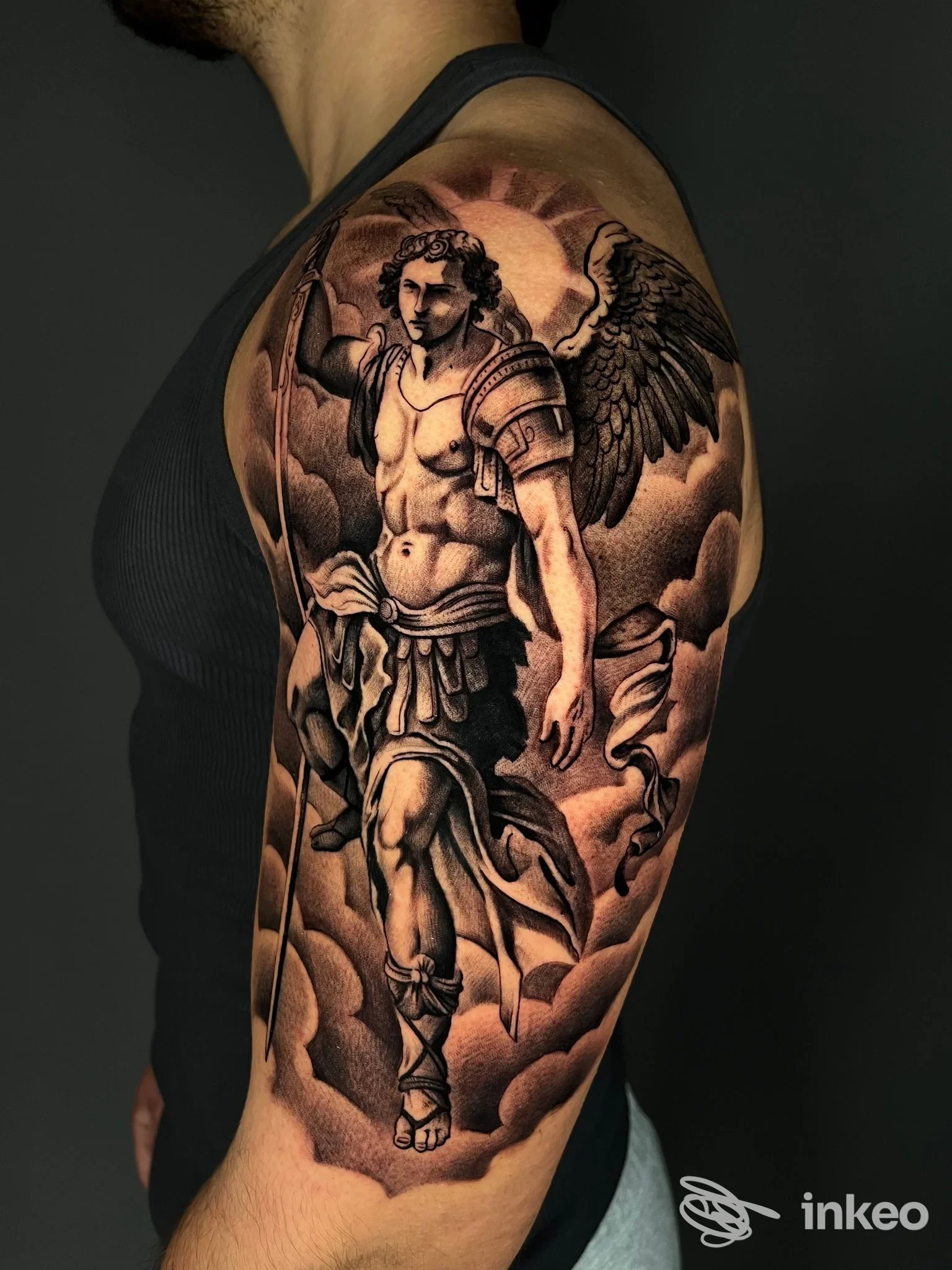 Ampio tatuaggio in bianco e nero di un angelo su spalla e braccio, foto fornita da Tattoo & Piercing Torino - DOUBLE TRUCKS studio, Torino.