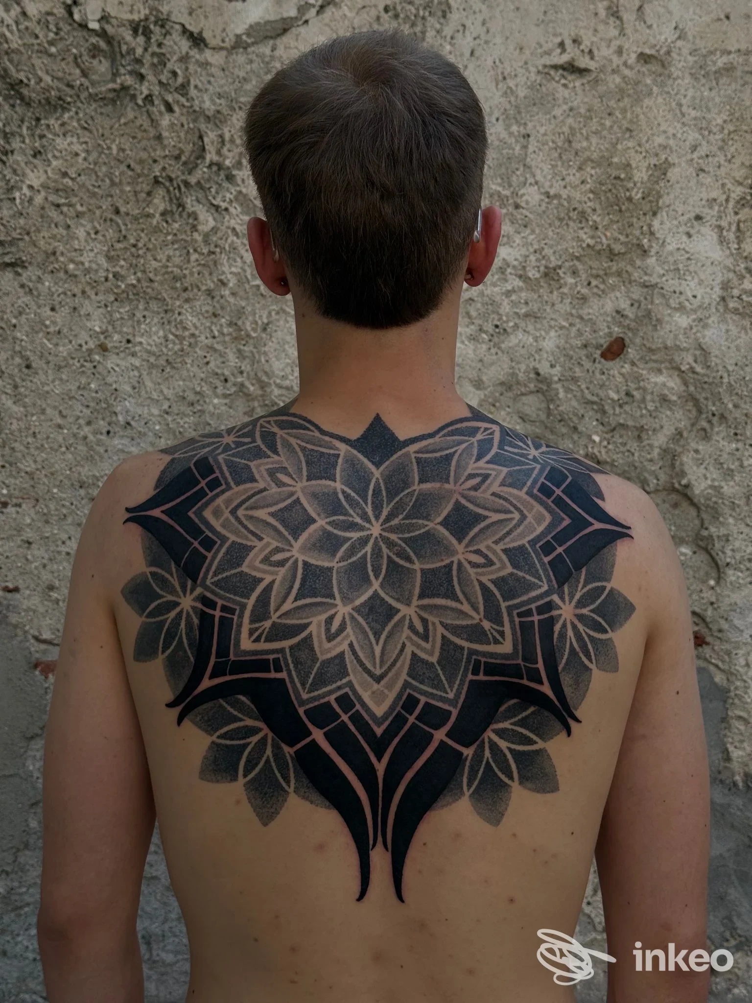 Grande tatuaggio ornamentale geometrico sulla parte superiore della schiena, foto inviata dallo studio Tattoo & Piercing Torino - DOUBLE TRUCKS studio, Torino.