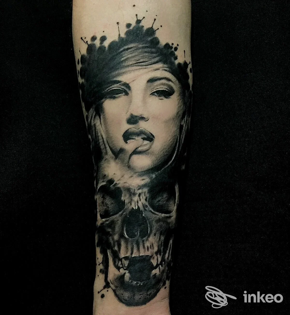 Tatuaggio realistico black & grey con volto femminile e teschio sull'avambraccio. Three Bees Tattoo, Venaria Reale.