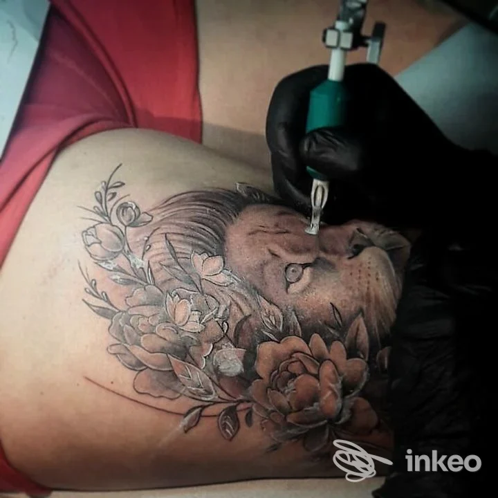 Seduta di tatuaggio sul petto con leone e fiori, foto scattata nello studio Three Bees Tattoo a Venaria Reale.