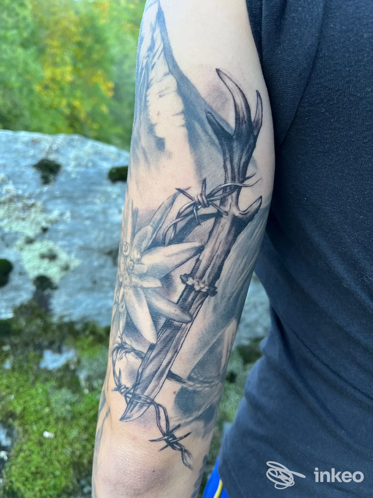 Tatuaggio su avambraccio con fiori e filo spinato, foto fornita da Twenty nine tattoo, Villar Focchiardo.