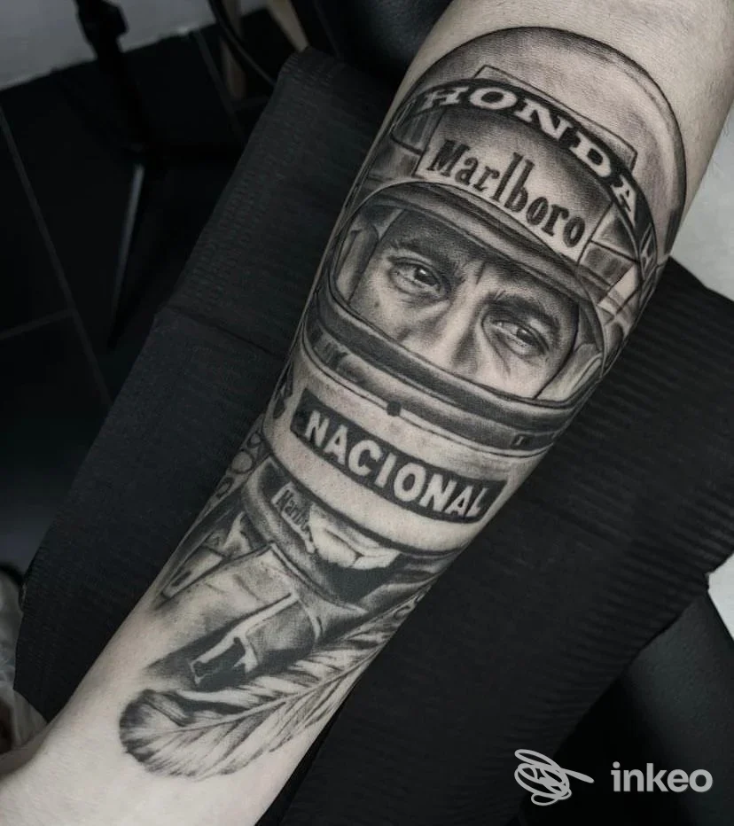 Tatuaggio realistico su avambraccio raffigurante un pilota con casco: opera di Twenty nine tattoo, Villar Focchiardo.