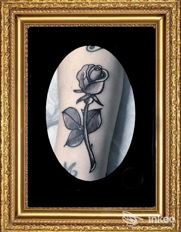 Tatuaggio di una rosa in nero sull'avambraccio, Blues Tattoo, Novara.