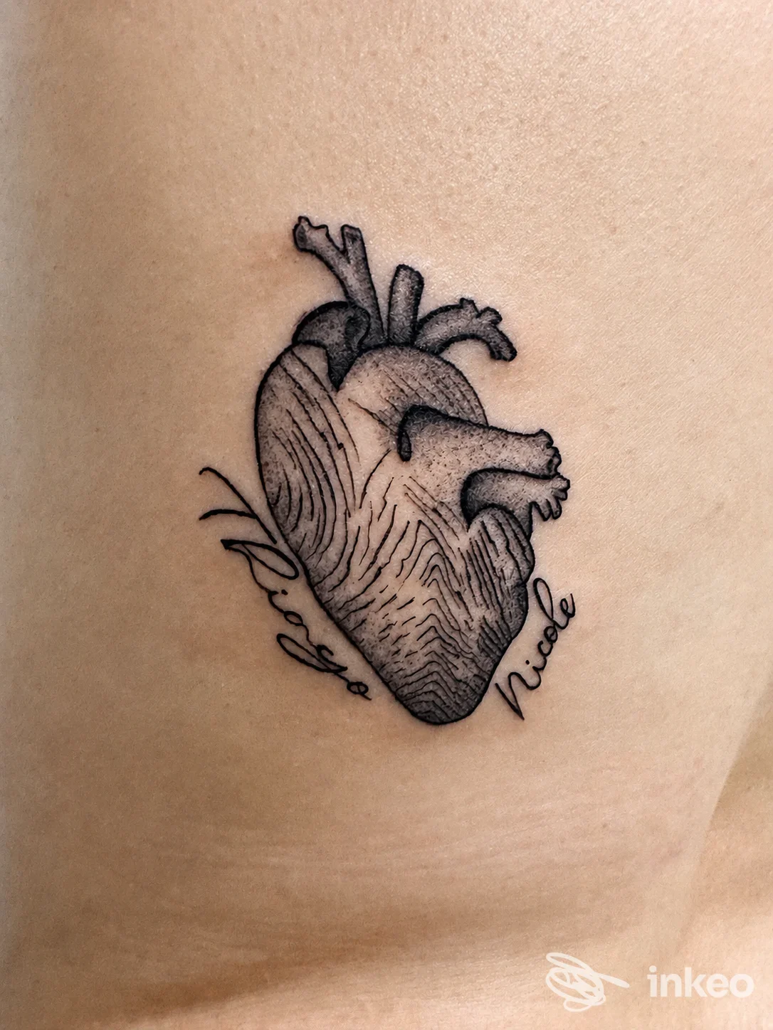 Tatuaggio a cuore anatomico in bianco e nero sul fianco, eseguito da Taxi Tattoo Store a Torino.