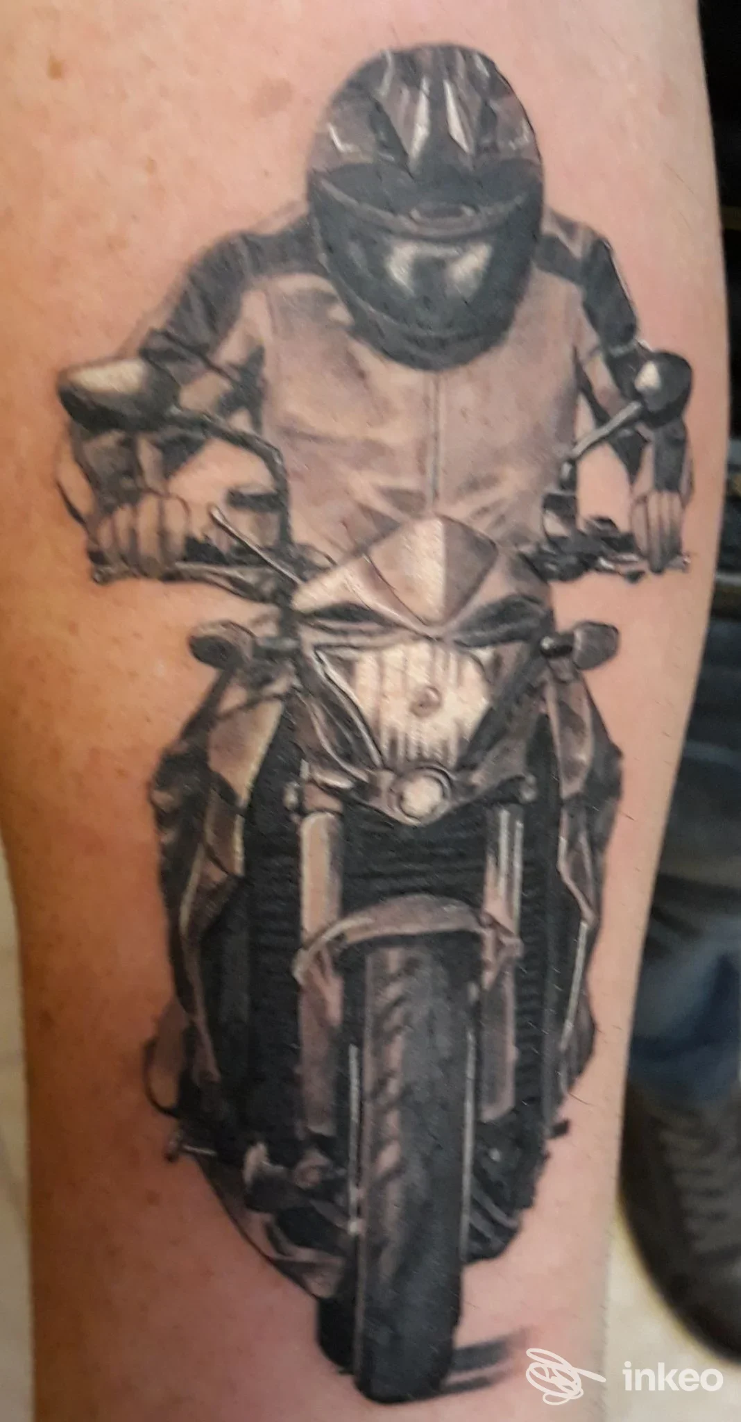 Tatuaggio in bianco e nero di un motociclista frontale sull'avambraccio, realizzato da Positive Vibration Tattoo ad Aradeo.