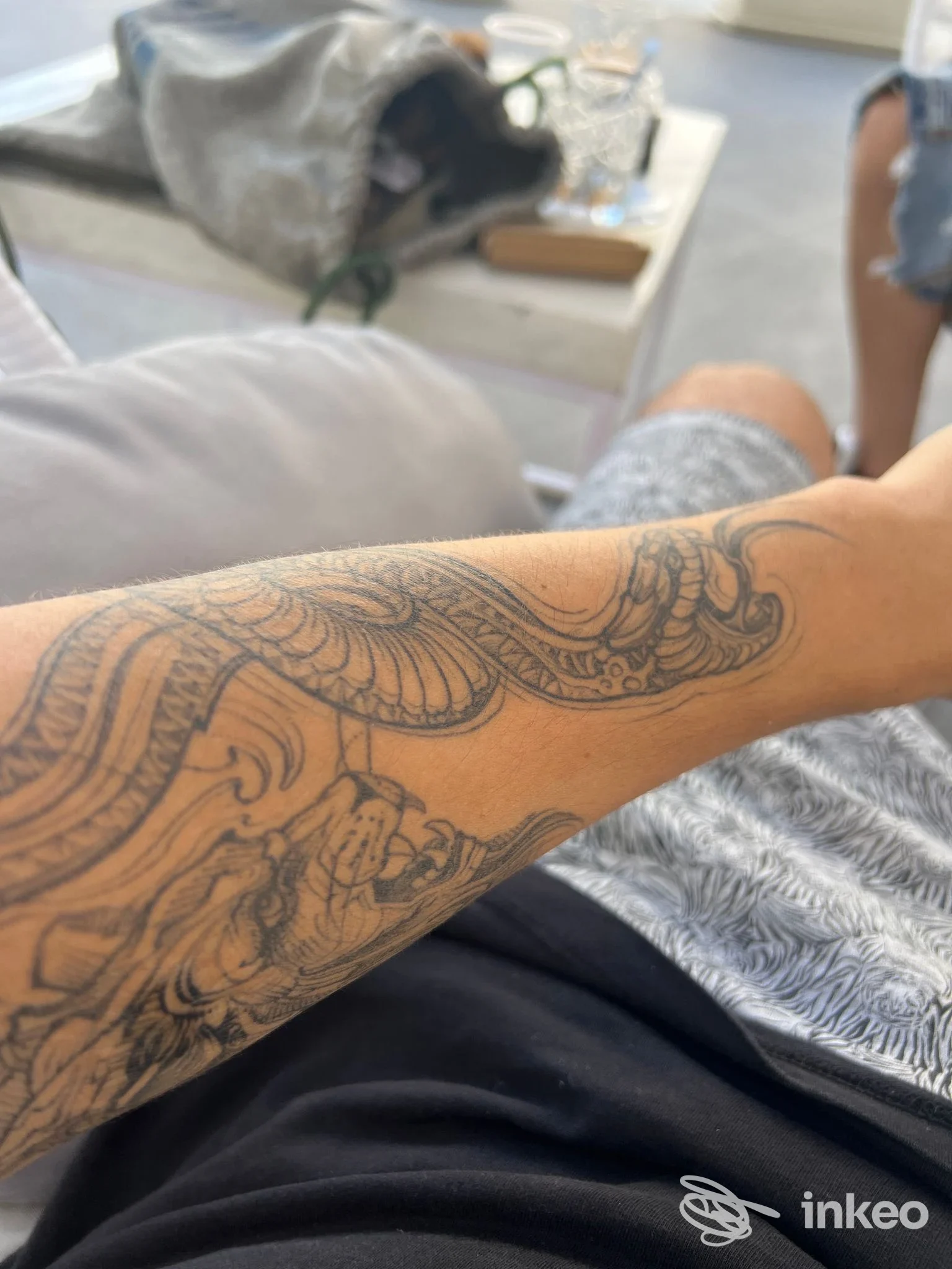 Avambraccio tatuato con motivi ornamentali in bianco e nero, lavoro dello studio Positive Vibration Tattoo ad Aradeo.