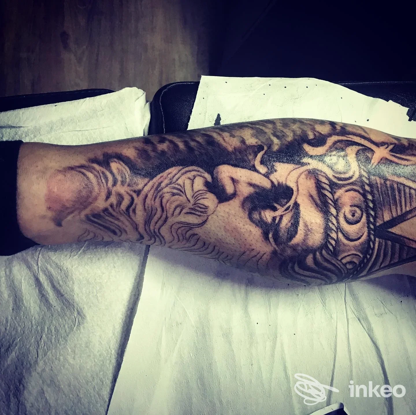 Avambraccio tatuato con ritratto ornamentale, foto fornita da Roby Tattoo a Gioia del Colle.