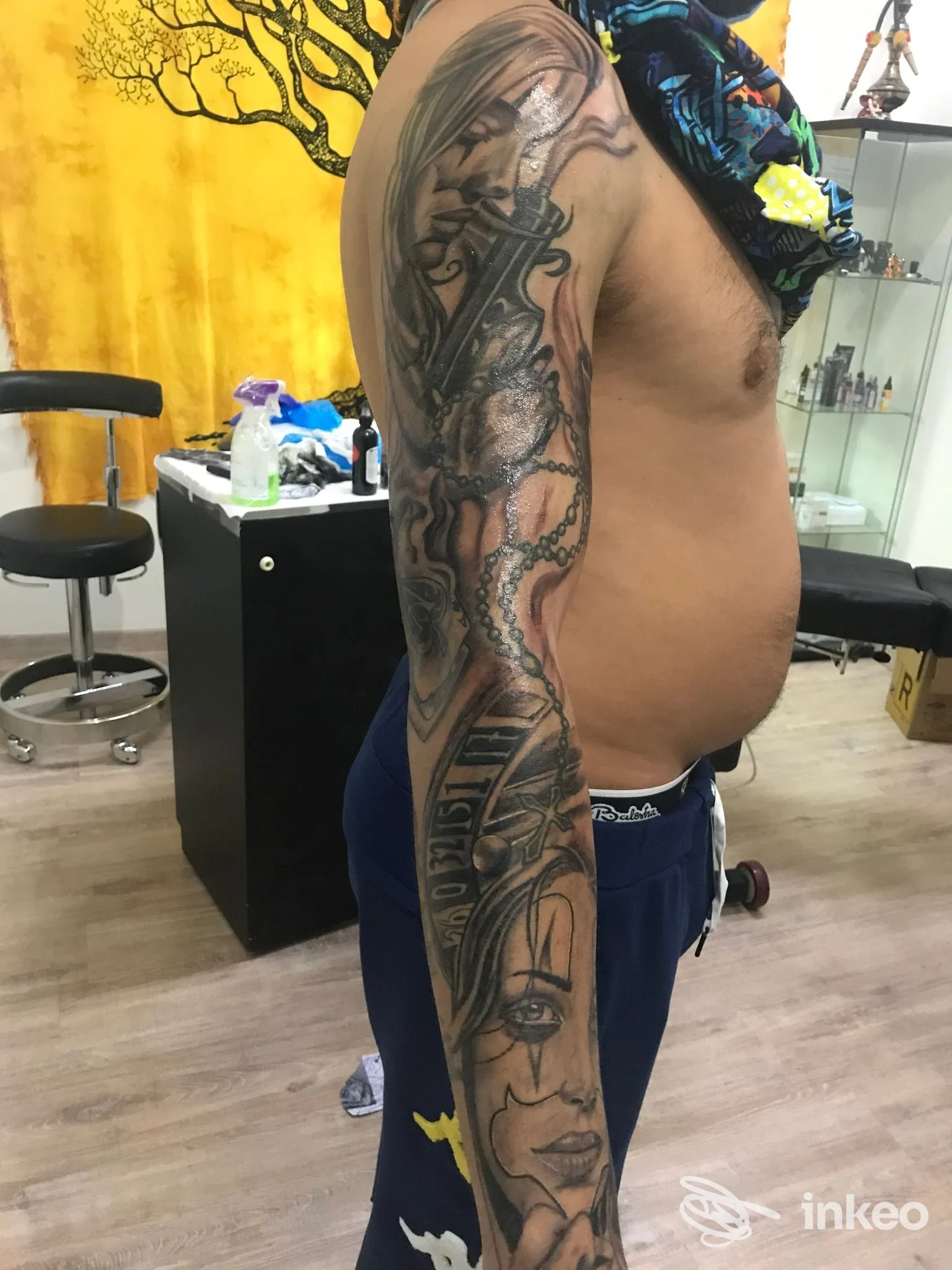 Manica tatuata in bianco e nero sul braccio destro di un uomo fotografato nello studio Roby Tattoo a Gioia del Colle.