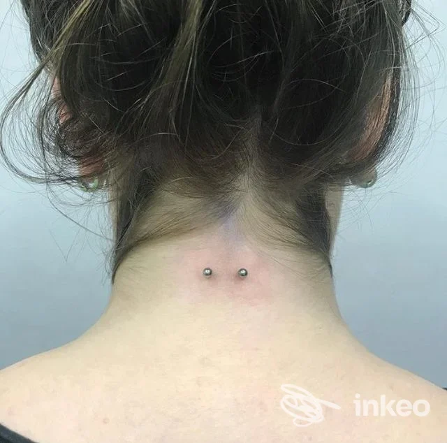 Nuca con due surface piercing paralleli eseguiti presso SKIN DEEP tattoo studio, Putignano.