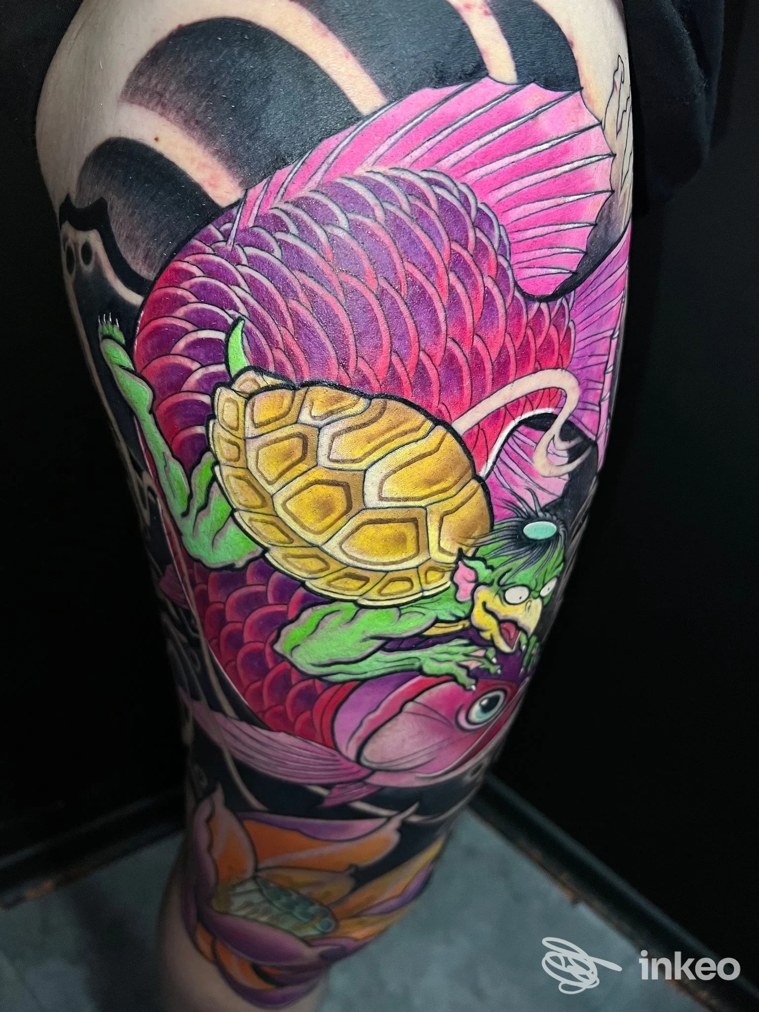 Tatuaggio colorato su avambraccio con carpa rosa/viola e tartaruga gialla, Sacred Tattoo Bari, Bari.