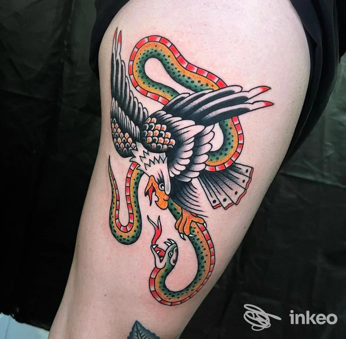 Tatuaggio tradizionale di aquila che cattura un serpente sulla coscia, eseguito da Saverio Schingaro Tattoo Shop a Bari.
