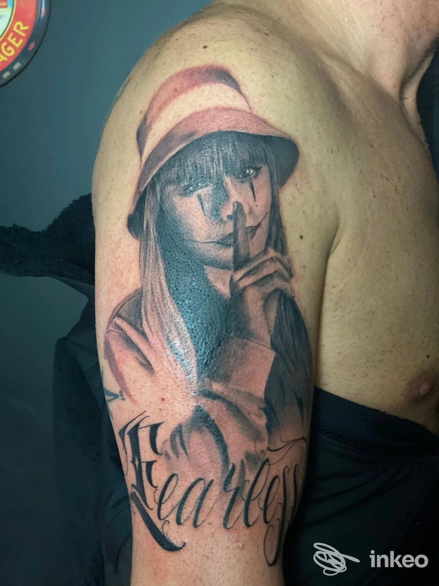 Tatuaggio realistico a tema ritratto con scritta sul braccio, immagine fornita da Sailor Ink Tattoo - Brindisi.