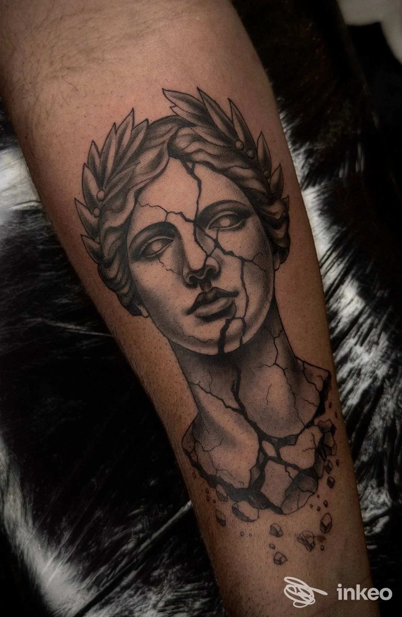 Tatuaggio in bianco e nero su avambraccio: busto classico crepato, fotografato presso Sanctum Tattoo Studio Gallipoli, Gallipoli.