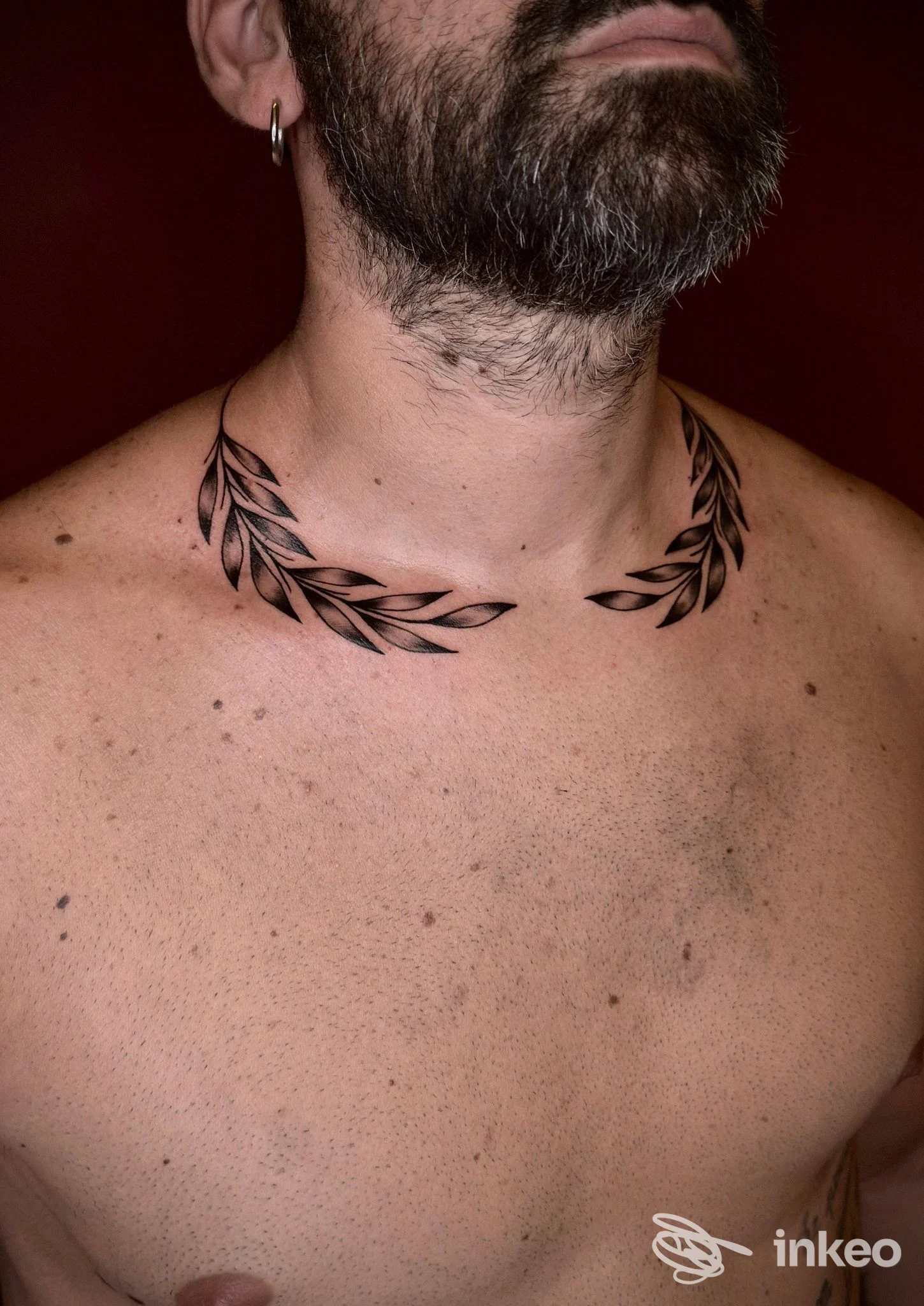 Tatuaggio a ghirlanda di foglie sul collo e parte superiore del petto, foto realizzata per Sanctum Tattoo Studio Gallipoli, Gallipoli.