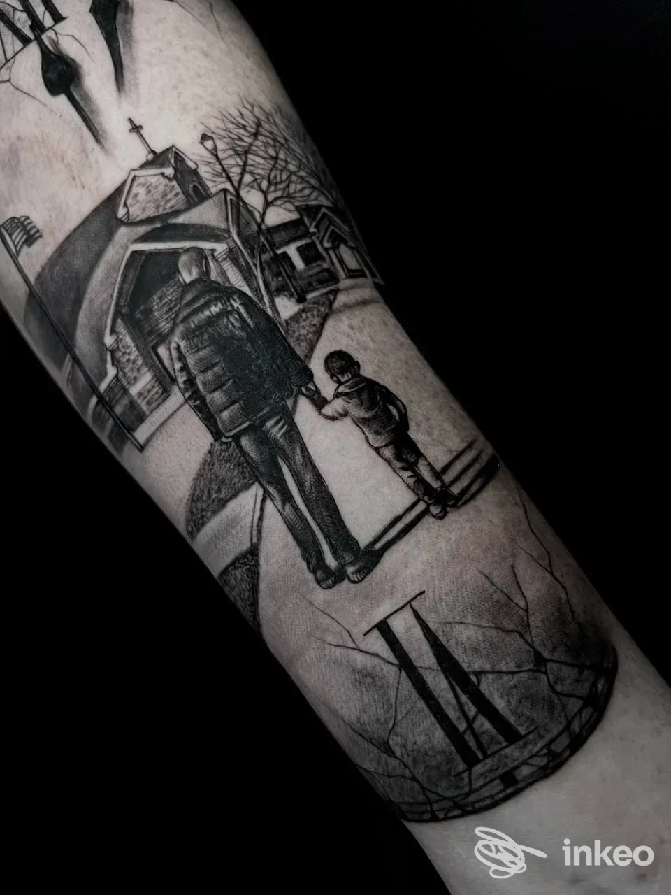 Tattoo in bianco e nero sull’avambraccio ritrae una scena di strada con una figura adulta e un bambino, con elementi architettonici e un orologio o scritte romane.
