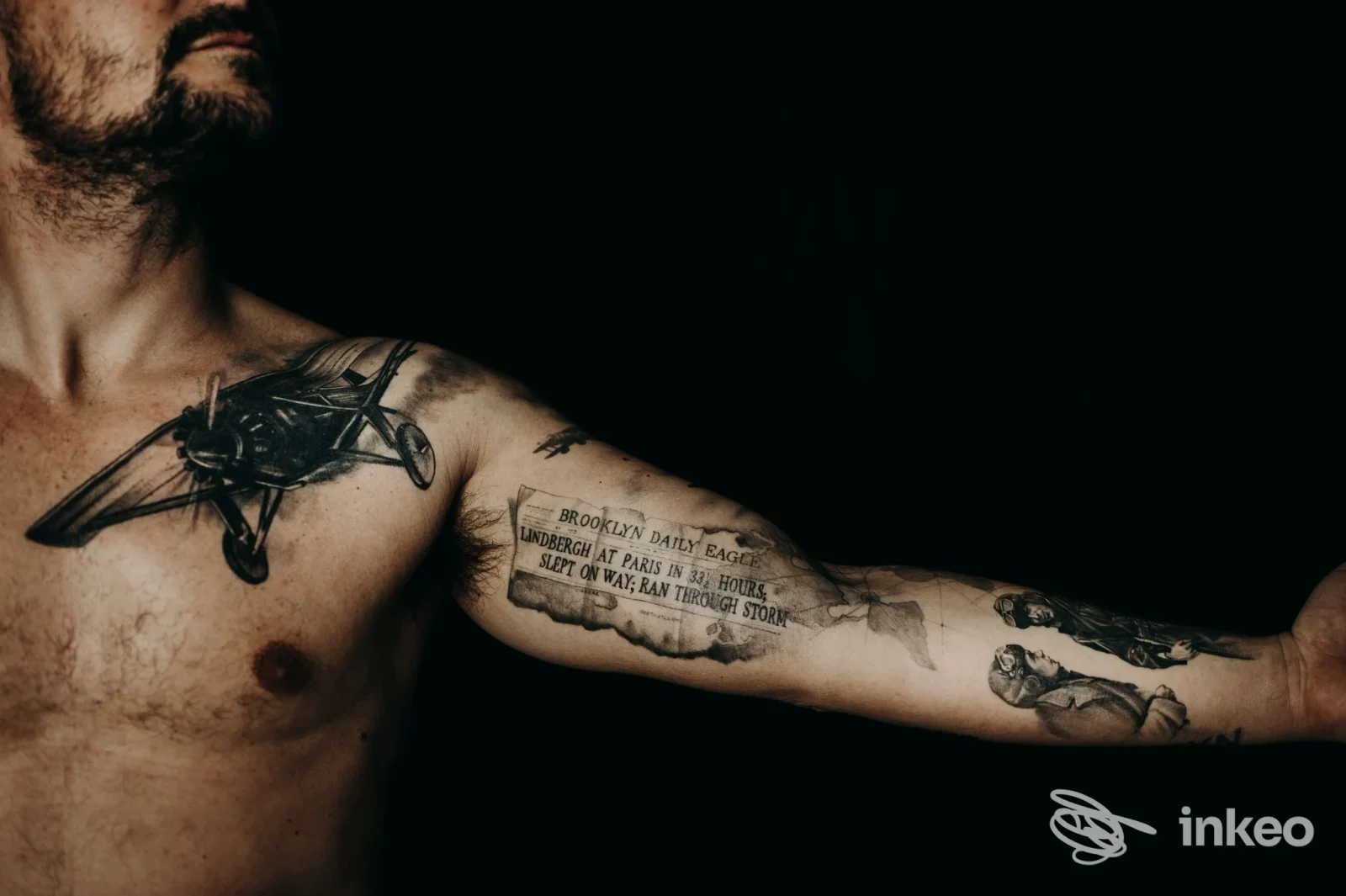 Dettaglio di tatuaggi sul petto e braccio sinistro, fotografia studio per Simor katù tattoo shop, Castellaneta.